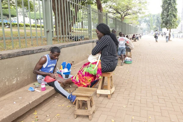 Kampala Uganda January 2020 Unidentified Woman Gets Pedicure Street Kampala — Stock Photo, Image