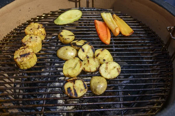 Grelhar Legumes Milho Uma Cozinha — Fotografia de Stock