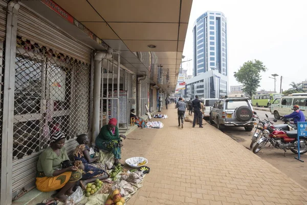 Kampala Uganda Července 2020 Neznámé Ženy Prodávají Ovoce Zeleninu Centrální — Stock fotografie