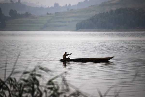 Silueta Una Canoa Madera Lago Bunyonyi Uganda — Foto de Stock