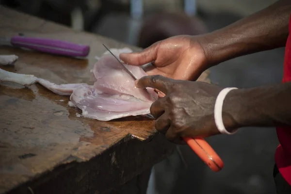 Cutting Chicken Street Market Kampala Uganda — Stock Photo, Image