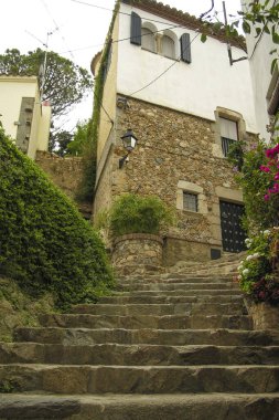 İspanya, Tossa de Mar 'da terk edilmiş sokak merdivenleri..   