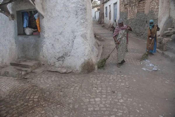 2012年3月28日 エチオピアの未確認女性がエチオピアのハラールで路上を掃除した ハラールはユネスコの世界遺産に登録されており 石畳の通りや建築で有名です — ストック写真