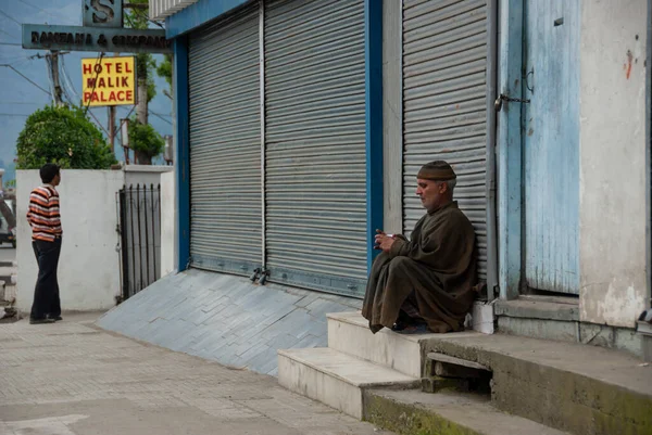 Srinagar Índia Maio 2009 Homem Não Identificado Senta Frente Loja — Fotografia de Stock