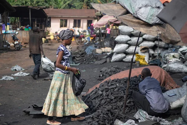 Kampala Uganda Enero 2020 Mujer Identificada Compra Carbón Mercado Kampala — Foto de Stock
