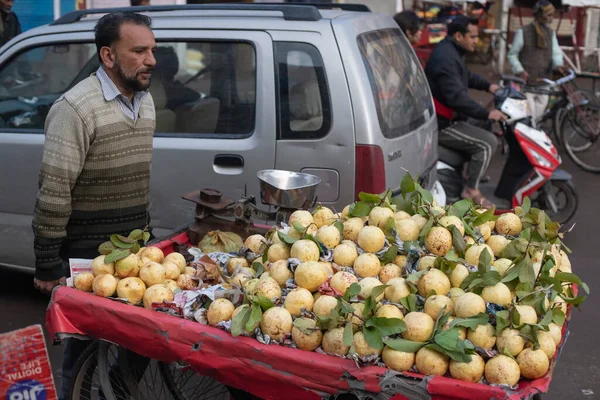 Delhi India Styczeń 2020 Niezidentyfikowany Sprzedawca Popycha Swój Wózek Owocami — Zdjęcie stockowe