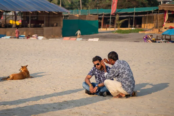 Arambol India February 2020 Unidentified Man Clean Ears His Client — Stock Photo, Image