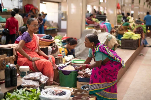 Mapusa Índia Fevereiro 2020 Duas Mulheres Indianas Não Identificadas Conversam — Fotografia de Stock