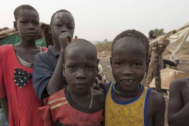 JUBA, SOUTH SUDAN, FEBRUARY 28, 2012: Tanımlanamayan çocuklar Juba, Güney Sudan 'daki yerlerinden edilmiş insanların kampında poz veriyorlar. Juba korkunç koşullarda çocuklarıyla yaşayan mültecilerle dolu.