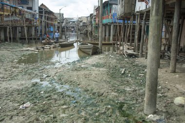 IQUITOS, PERU, 29 Nisan 2010: Belen, Iquitos, Peru 'daki küçük tekneler için halka açık iskele. Belen, Peru 'nun en büyük gecekondu mahallesi ve Iquitos' un en suç bölgesi..