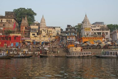 VARANASI, INDIA, APRIL 30, 2009: Varanasi, Hindistan 'da kimliği belirlenemeyen Hintlilerle Prayag ghat görüntüsü. Ghat, yerel halkın geleneksel olarak küçük işler yaptığı, dinlendiği ve meditasyon yaptığı bir yerdir..