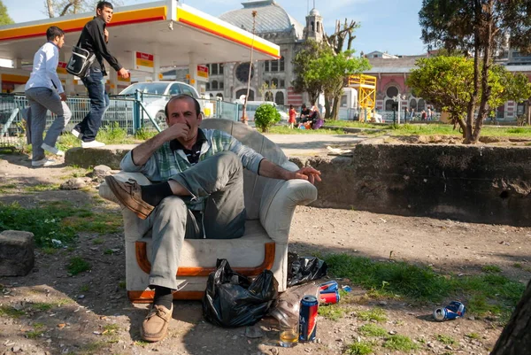 Istanbul Turkey May 2011 Unidentified Man Smokes Cigarette Drinks Alcohol — Stock Photo, Image