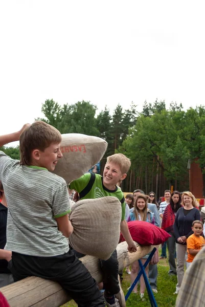 Voronezh Rusia Julio 2009 Dos Niños Identificados Participan Divertido Concurso —  Fotos de Stock