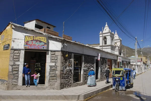 Chivay Peru May 2010 Unidentified People Walk Street Chivay Arequipa — Stock Photo, Image