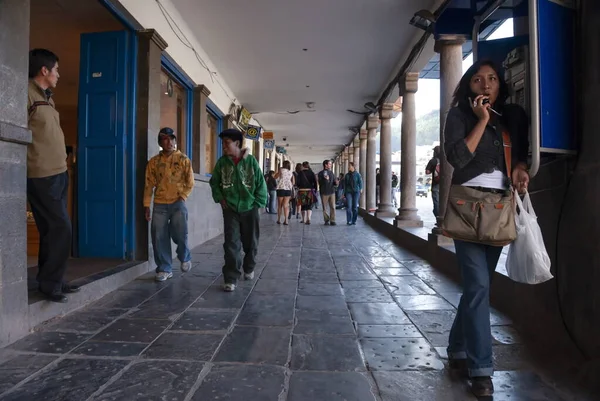 Cuzco Peru May 2010 Ismeretlen Beszél Városi Telefon Történelmi Árkád — Stock Fotó