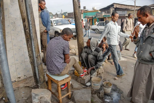 Addis Ababa Etiopia Marca 2012 Niezidentyfikowana Podszewka Czyści Buty Swojemu — Zdjęcie stockowe