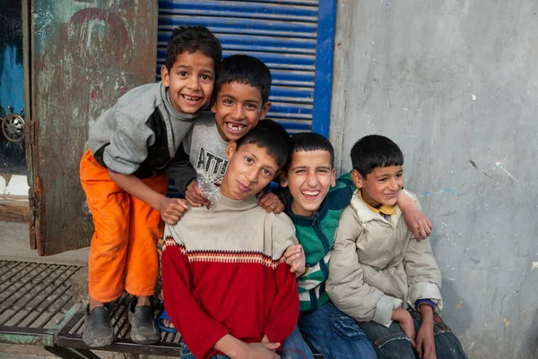 Srinagar India May 2009 Group Unidentified Boys Pose Photo Street — Stock Photo, Image