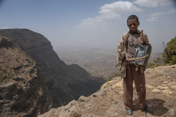 Simien Mountains Ethiopia March 2012 Neznámý Chlapec Hraje Improvizovaný Hudební — Stock fotografie