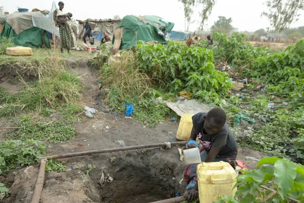 Juba Sudán Del Sur Febrero 2012 Mujer Identificada Toma Agua — Foto de Stock