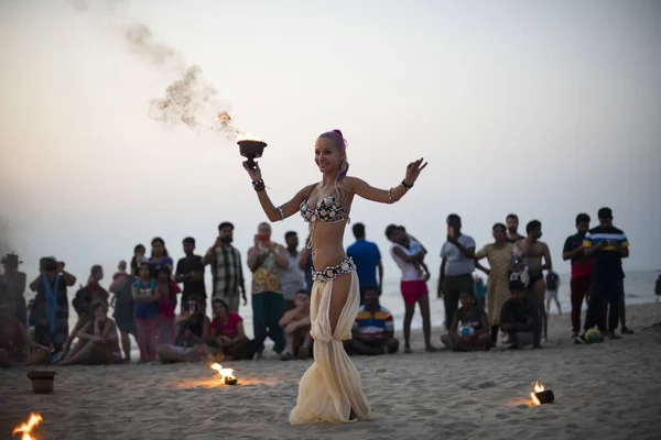 Arambol Índia Fevereiro 2020 Mulher Não Identificada Realiza Uma Dança — Fotografia de Stock