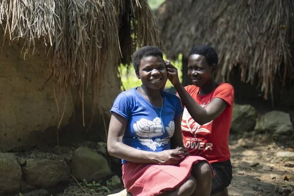 Bugoye Uganda January 2020 Unidentified Woman Makes Hair Dress Another — Stock Photo, Image