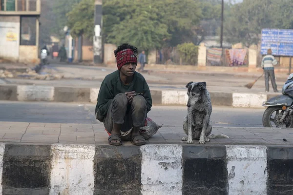 Delhi India Styczeń 2020 Niezidentyfikowany Biedny Chłopiec Siedzi Ulicy Delhi — Zdjęcie stockowe