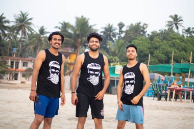 ARAMBOL, Hindistan, 20 Şubat 2020: Kimliği belirsiz Hintli erkekler fotoğraf için Arambol, Goa, Hindistan 'da poz veriyor. Birçok Hintli turist için Goa, tatil yapma fırsatına sahip bir devlettir..
