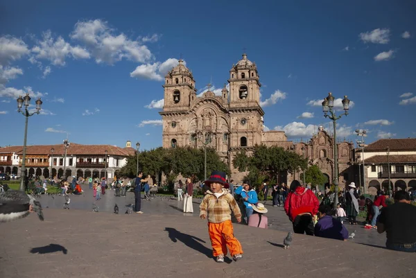 Cuzco Perú Mayo 2010 Pequeño Niño Identificado Persigue Palomas Plaza — Foto de Stock