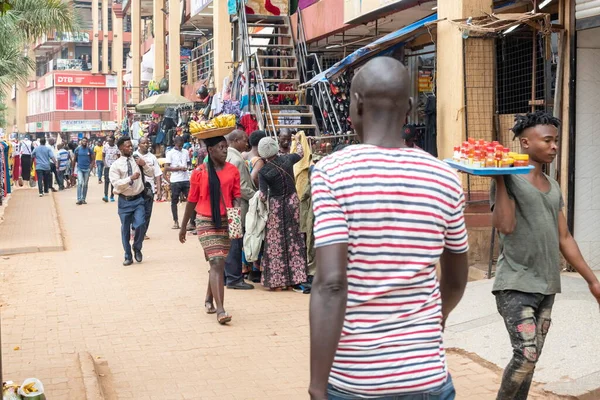 Kampala Uganda January 2020 Unidentified Young Woman Carries Plate Bananas — Stock Photo, Image