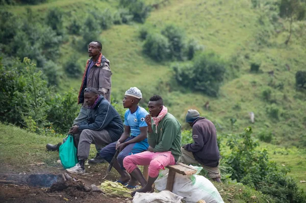 Kisoro District 乌干达 乌干达 January 2020年 一群身份不明的男子坐在路边等待着乌干达基索罗区的雇主 乌干达农村的许多青年男子只依靠随机收入 — 图库照片