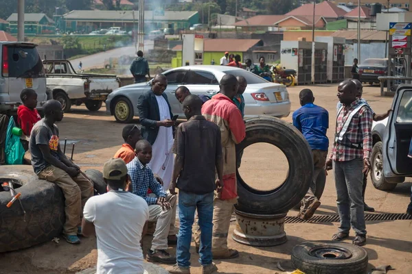 Fort Portal Uganda Janeiro 2020 Trabalhador Não Identificado Atende Seu — Fotografia de Stock