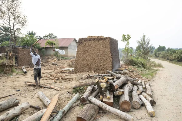 Ntandi Uganda January 2020 Unidentified Man Prepares Firewood Brick Kiln — Stock Photo, Image