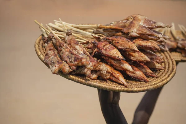 ウガンダの路上販売のためのフライドチキンと肉 — ストック写真