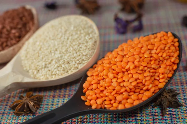 Red Lentils Dalam Sendok Tutup — Stok Foto