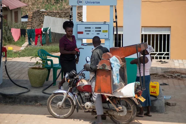 Myanzi Uganda Januar 2020 Unbekannte Tankstellenmitarbeiterin Bedient Ihren Kunden Einer Stockbild