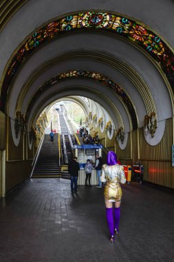 Kiev, Ukrayna Şatafatlı renkler giymiş bir kadın Podil 'deki Kiev Füniküleri' ne giriyor..