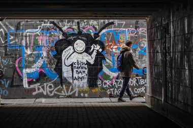 Kiev, Ukrayna Podil 'de sokak sanatıyla dolu bir yeraltı geçidi, şehrin modern ve işçi sınıfı bölümü..