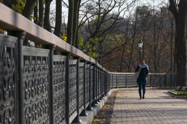 Kiev, Ukraynalı yayalar Volodymyr tepesindeki parkta