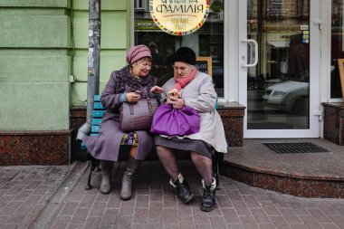 Kiev, Ukrayna İki son sınıf öğrencisi bir kafenin önünde oturup cep telefonuna bakıyorlar