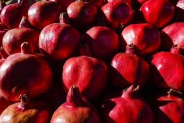 Kiev, Ukrayna Zhitnii Rynok pazarındaki bir meyve tezgahında bir yığın nar..