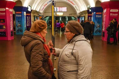 Kiev, Ukrayna. Khreschatyk St Metro istasyonunda konuşan iki kadın.