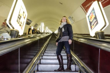 Kiev, Khreschatyk St Metro yürüyen merdivenindeki Ukraynalı yayalar..