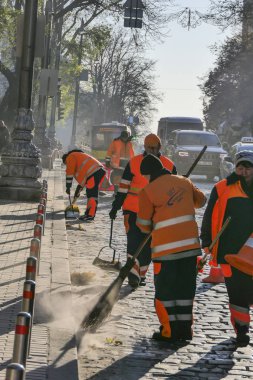 Kiev, Ukrayna İnşaat işçileri inşaat sonrası sokakları tarıyor.