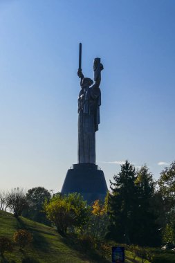 Kiev, Ukrayna Anıtı veya Rodina Mat Nazilere karşı Ukraynalı savaşçıları kutluyor.