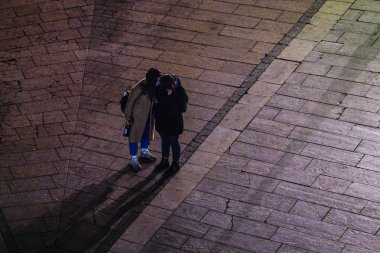 Kiev, Ukrayna, Khreschatyk Caddesi 'ndeki Bağımsızlık Anıtı Meydanı' nda bir çift.