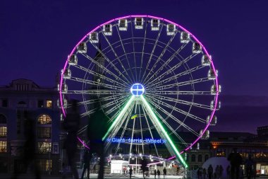 Kiev, Ukrayna Geceleri şehrin Podil bölgesinde dönme dolap.