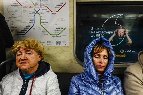 Kiev Ucrania Los Pasajeros Del Metro Tienen Momento Tranquilidad — Foto de Stock