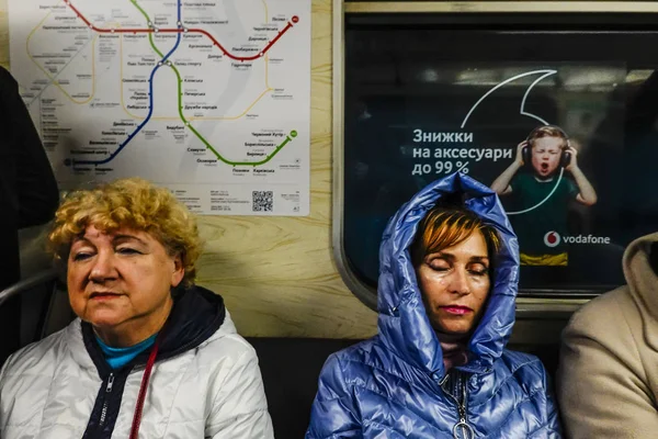 Kiev Ukrainische Bahn Passagiere Haben Einen Ruhigen Moment — Stockfoto