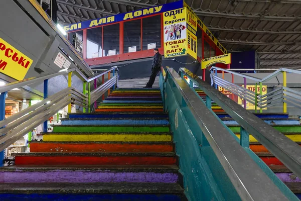 Kiev Ucrânia Homem Está Topo Uma Escadaria Colorida Mercado Zhytny — Fotografia de Stock