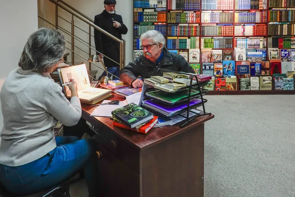 Kiev Ucrania Clientes Que Navegan Una Librería Anticuaria —  Fotos de Stock